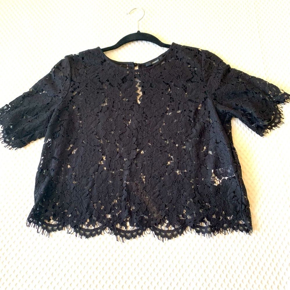 FOREVER 21 - Lace Crop Top